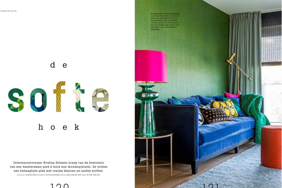 Artikel ‘De softe hoek’ in VT Wonen, met een blauwe bank voor een groene wand