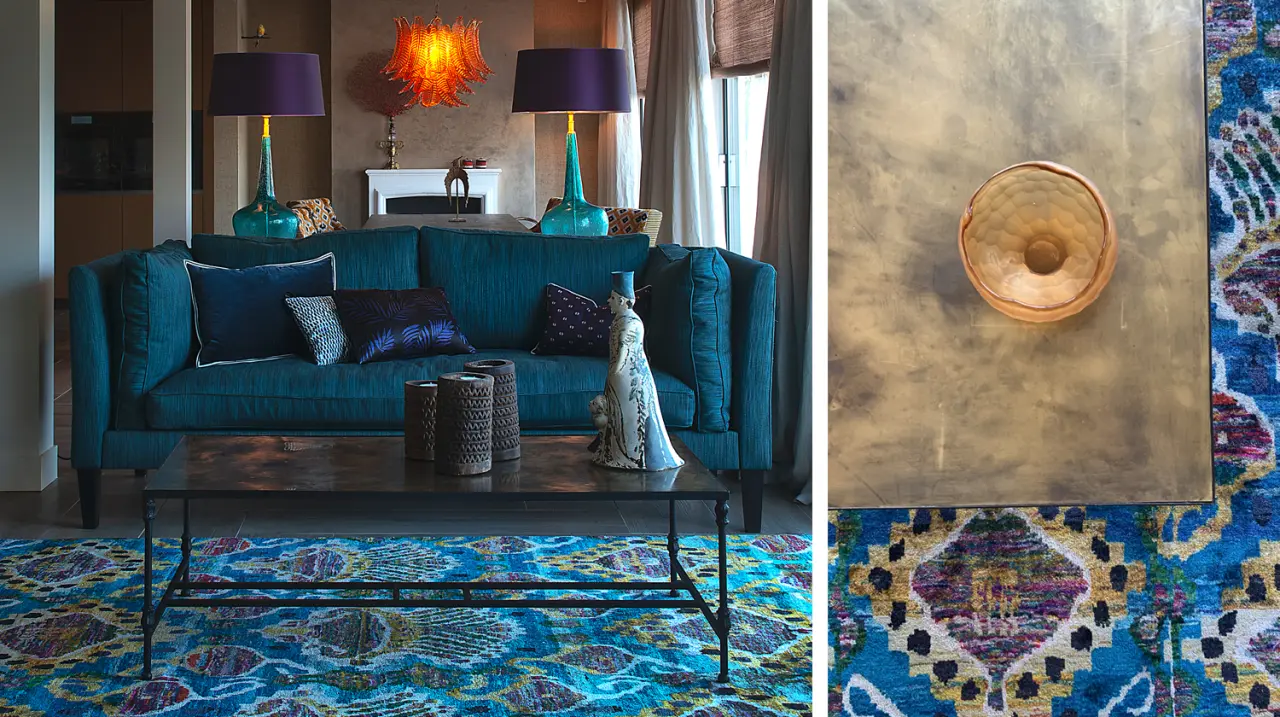 Blauwe bank op een kleurrijk ikat-vloerkleed, met paarse lampenkappen