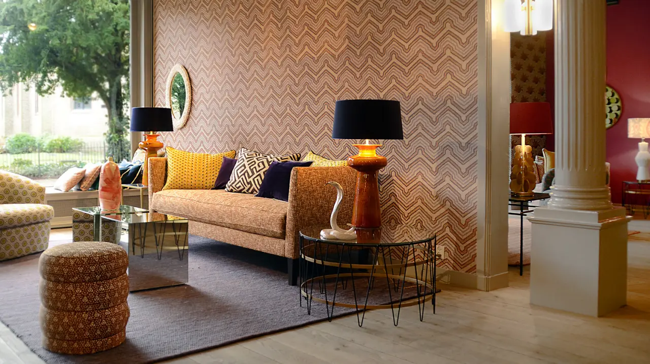 De showroom in Bloemendaal met zigzagbehang, bank, lampen en bijzettafels