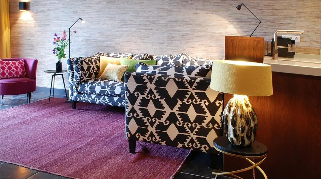 Fauteuils met zwart-wit dessin op een paars vloerkleed